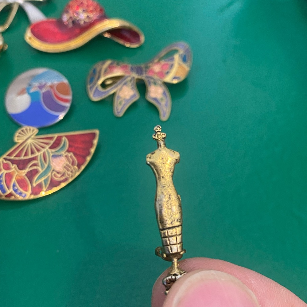 Brooch/pin lot. - Picture 2 of 5
